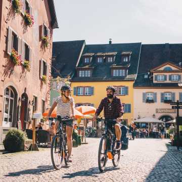 Paar erkundet den Badisch Weinradweg mit dem Bike