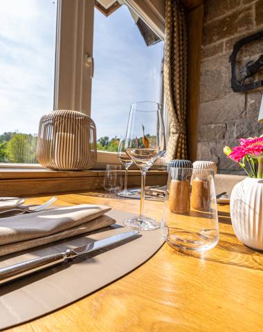 Fein gedeckter Tisch im Restaurant