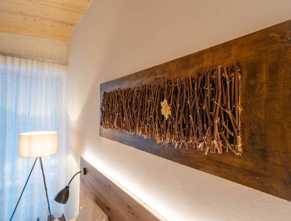 Kunst im Weinhotel - Holzbild aus Zweigen