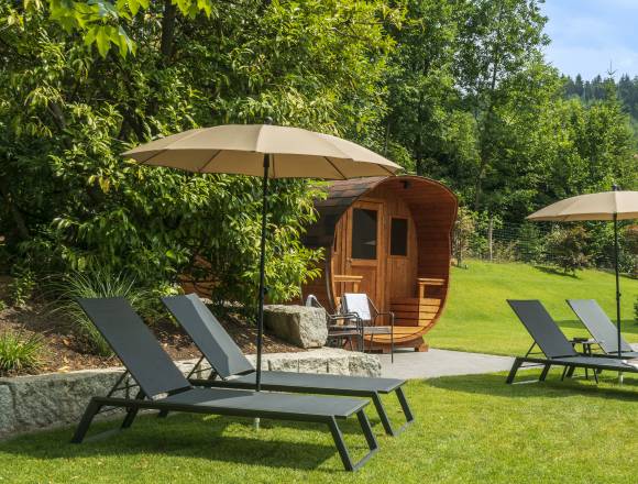 Sauna with a view: Deep relaxation in the barrel sauna - Weinhotel Pfeffer & Salz