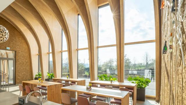 Sonnendurchflutete Sitzecke im Weinhotel