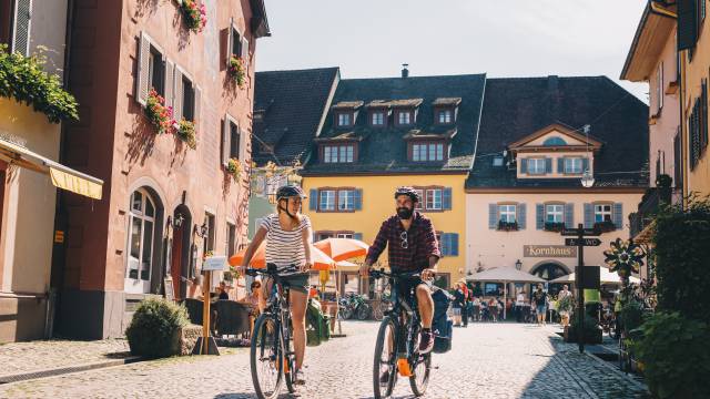 Paar erkundet den Badisch Weinradweg mit dem Bike