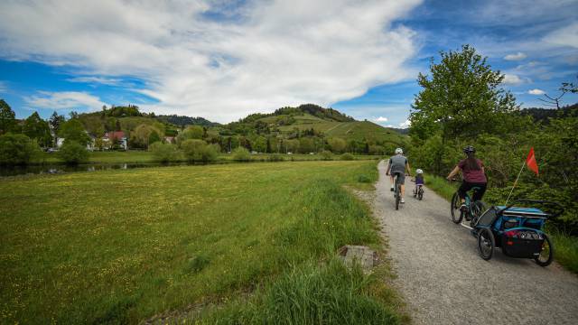 Familie fährt den Kinzigtäler Radweg mit dem Bike